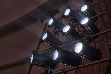 konser sırasında sahneden ışık.