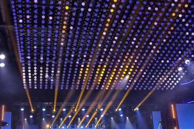 konser sırasında sahneden ışık.