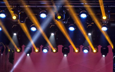konser sırasında sahneden ışık.