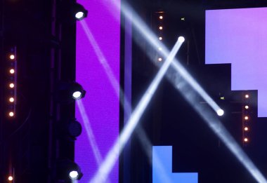 konser sırasında sahneden ışık.