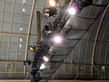 konser sırasında sahneden ışık.