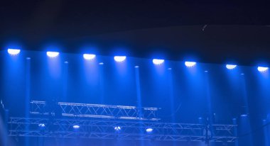 konser sırasında sahneden ışık.