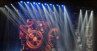 konser sırasında sahneden ışık.