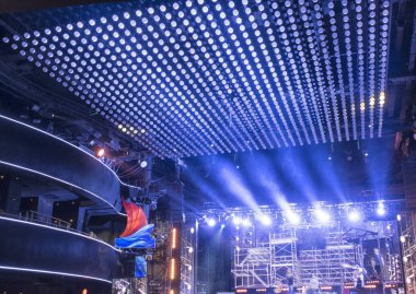 konser sırasında sahneden ışık.