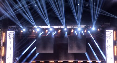 konser sırasında sahneden ışık.