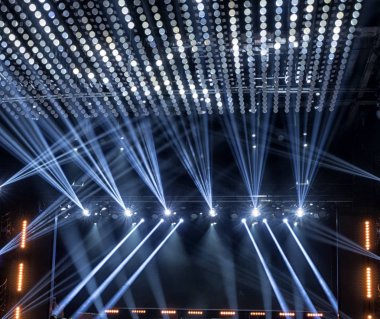 konser sırasında sahneden ışık.
