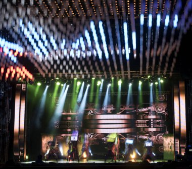 konser sırasında sahneden ışık.