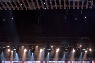 konser sırasında sahneden ışık.