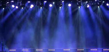 konser sırasında sahneden ışık.