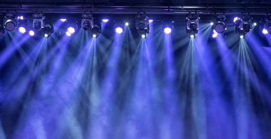 konser sırasında sahneden ışık.