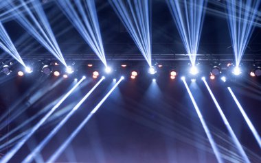 konser sırasında sahneden ışık.