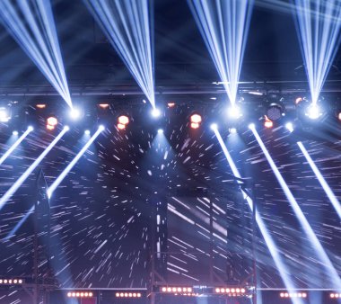 konser sırasında sahneden ışık.