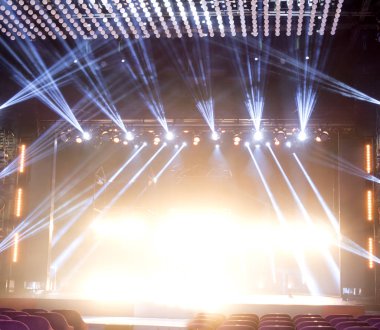konser sırasında sahneden ışık.