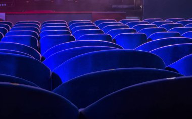 konser sırasında sahneden ışık.