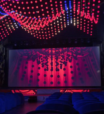 konser sırasında sahneden ışık.