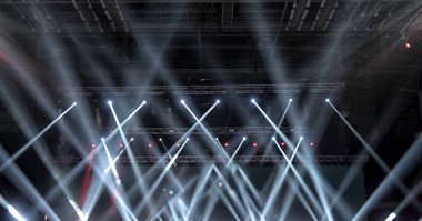 konser sırasında sahneden ışık.