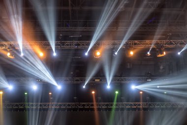 konser sırasında sahneden ışık.