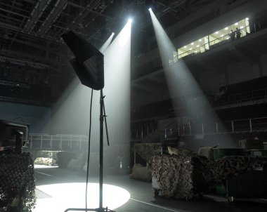 konser sırasında sahneden ışık.