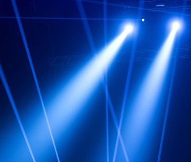 konser sırasında sahneden ışık.