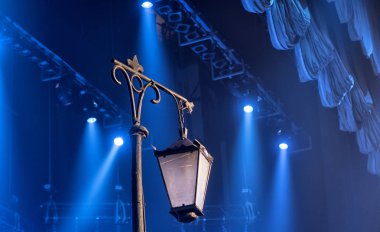 konser sırasında sahneden ışık.