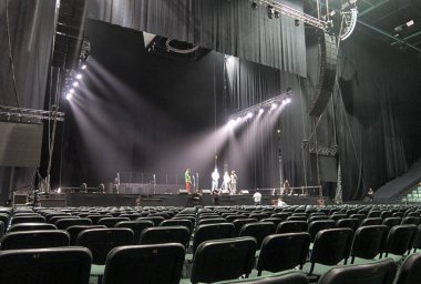 konser sırasında sahneden ışık.