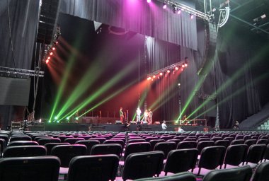 konser sırasında sahneden ışık.