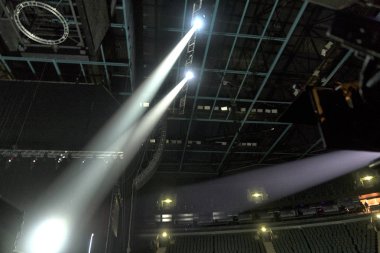 konser sırasında sahneden ışık.