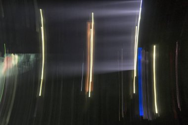 konser sırasında sahneden ışık.