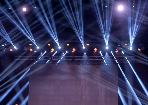 konser sırasında sahneden ışık.