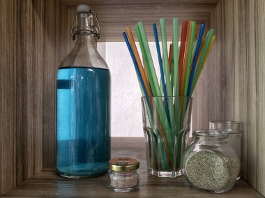 Çeşitli pişmemiş hububat ürünleri, tahıl, fasulye ve makarna içinde sağlıklı yemek pişirmek için cam kavanoz