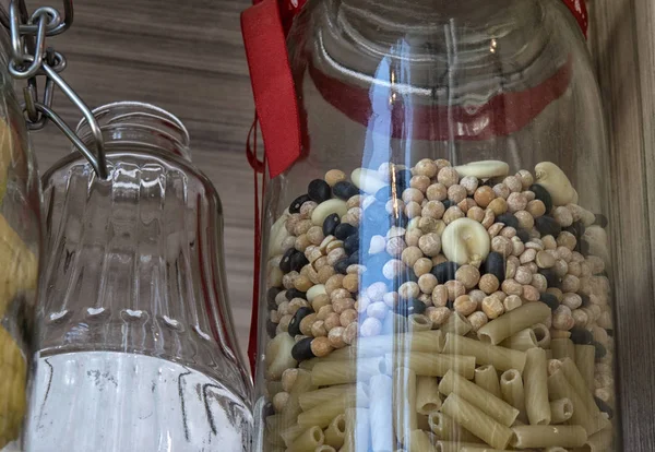 Различные Сырые Крупы Зерна Бобы Макароны Здорового Приготовления Пищи Стеклянных — стоковое фото