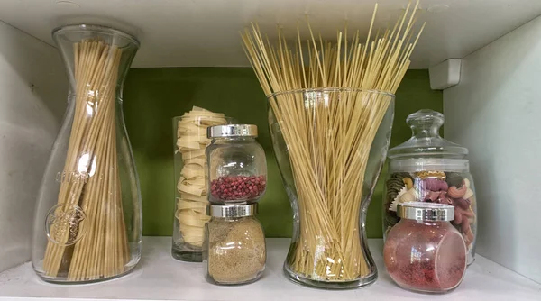 未調理の穀物 穀物と豆と健康的な調理のためのパスタの様々 なガラスの瓶 — ストック写真