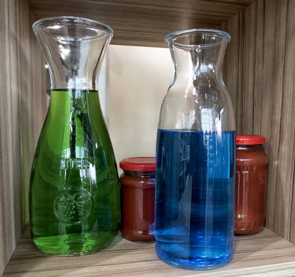 未調理の穀物 穀物と豆と健康的な調理のためのパスタの様々 なガラスの瓶 — ストック写真