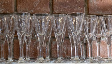 Ahşap raf mutfak eşyaları. Grup paslanmaz çelik mutfak eşyaları.