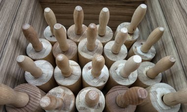 Ahşap raf mutfak eşyaları. Grup paslanmaz çelik mutfak eşyaları.