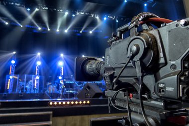 Yakın çekim TV kamera bir konser salonunda Tv yayını.