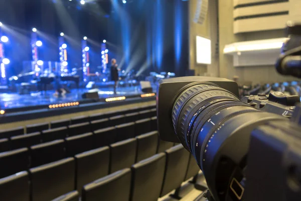 Videocámara digital profesional. accesorios para cámaras de vídeo 4k . — Foto de Stock