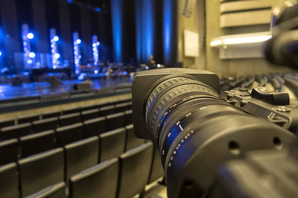 Câmera de vídeo digital profissional. acessórios para câmeras de vídeo 4k . — Fotografia de Stock