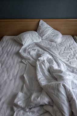 Beyaz çarşaf ve yastık yatak takımları Üstten Görünüm.
