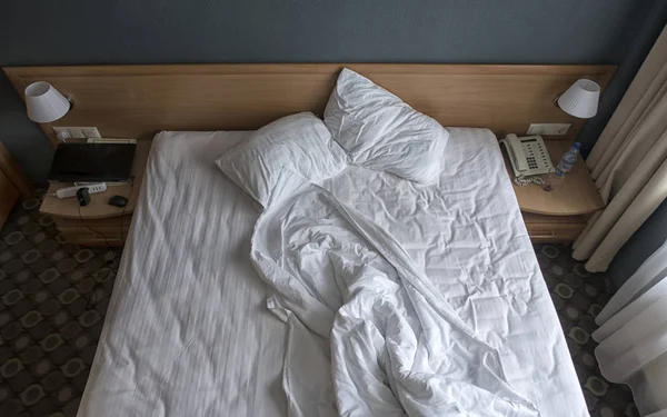 白のシーツ 枕を寝具のトップ ビュー — ストック写真