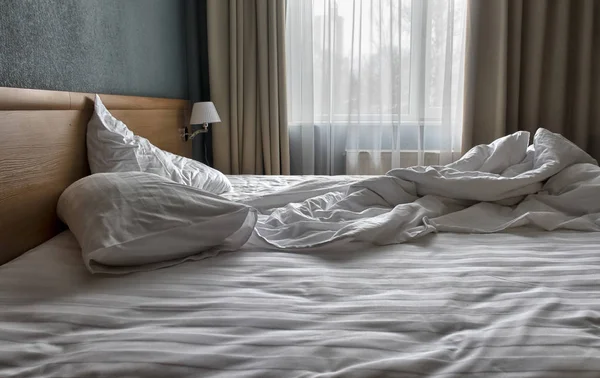 Beyaz Çarşaf Yastık Yatak Takımları Üstten Görünüm — Stok fotoğraf