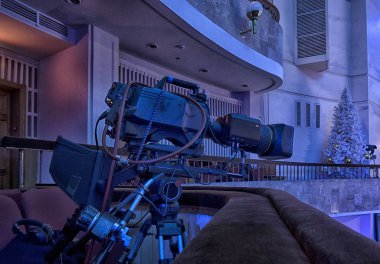 TV kamera bir konser salonunda. Profesyonel dijital video kamera.