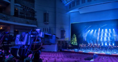 TV kamera bir konser salonunda. Profesyonel dijital video kamera.