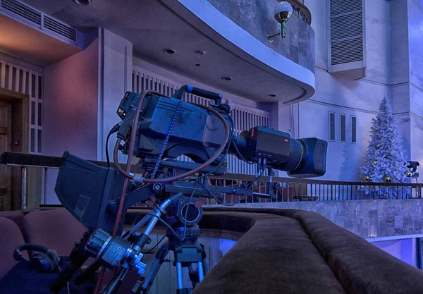 TV kamera bir konser salonunda. Profesyonel dijital video kamera.