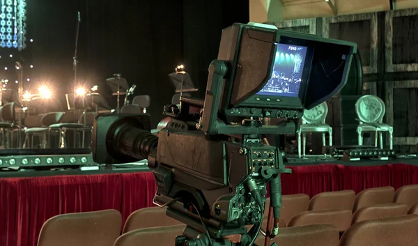 TV kamera bir konser salonunda. Profesyonel dijital video kamera.