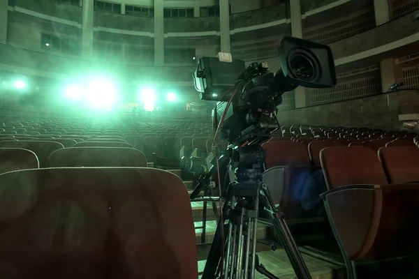 音乐厅里的电视摄像机 专业数字摄像机 — 图库照片
