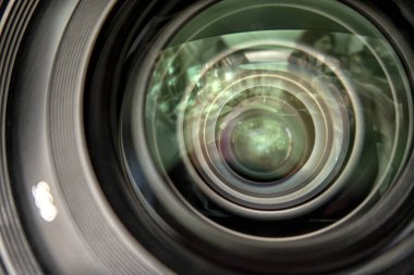 doğal manzara çekim üzerinde profesyonel video kamera.
