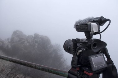 doğal manzara çekim üzerinde profesyonel video kamera.