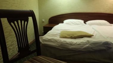 Geniş Yataklı bir çift otel odasında. Standart Oda. Bir çift yatak odalı otelin vurdu.