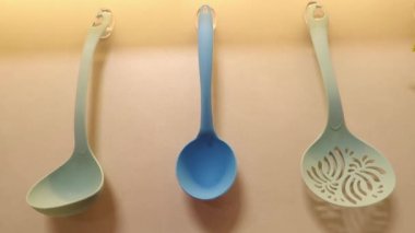 Yemekler mutfakta. Yavaş yavaş, yakın, belgili tanımlık at arabası yemekleri mutfak raf üzerinde taşır..